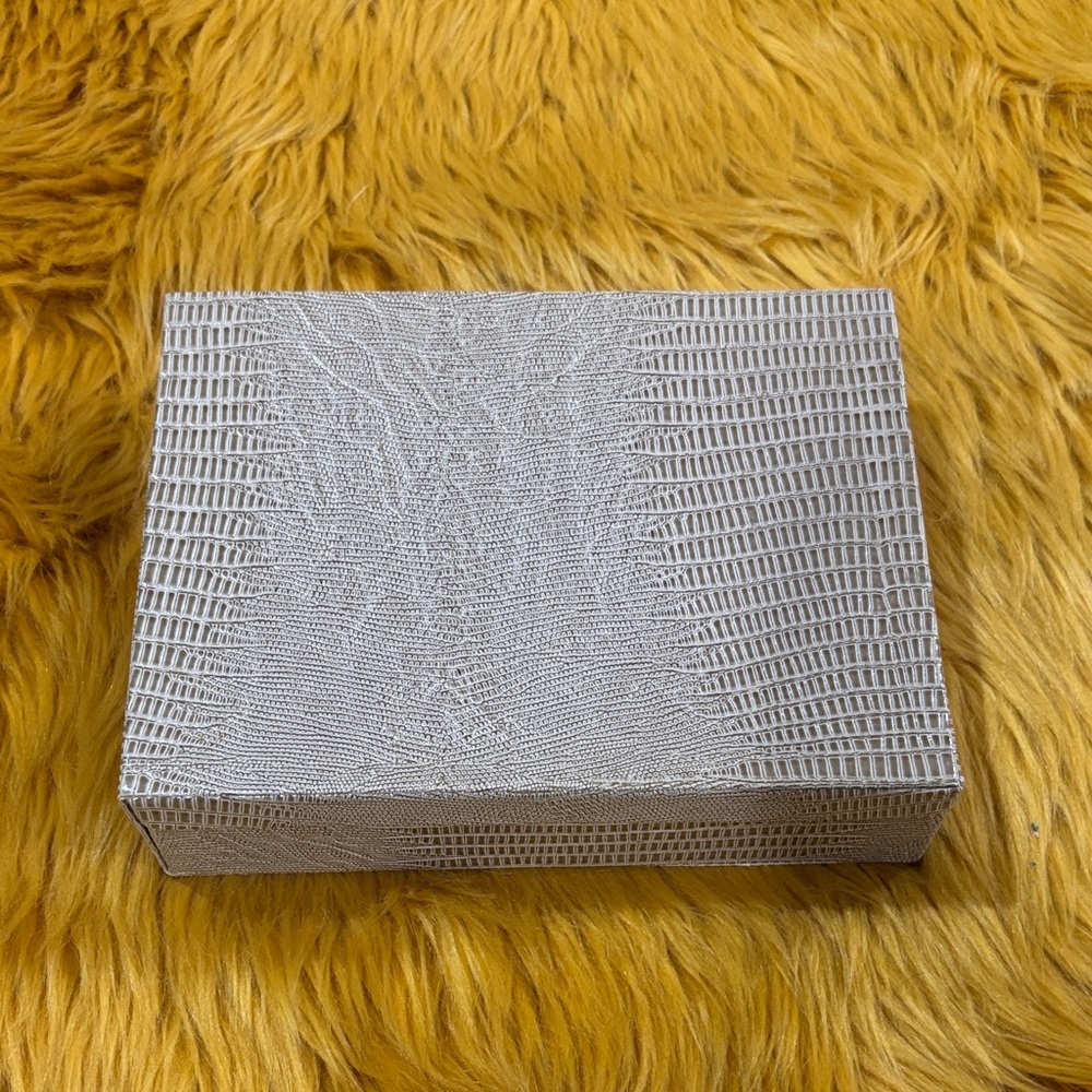 Obagi alligator Elegant tan Textured travel Jewelry holder